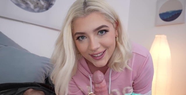 Có điều kiện chàng trai liền mời chị gái hàng xóm vào cuộc vui.