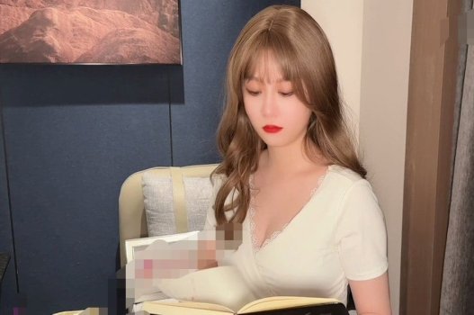 Chị họ quyến rũ cháu trai ngây thơ khi ở nhờ nhà