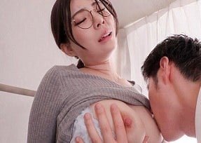 Em học sinh nam số hưởng được cô giáo Rei Kamiki phục vụ tận tình