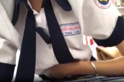 Cậu bé và cô gái trẻ đẹp ngủ chung nhau