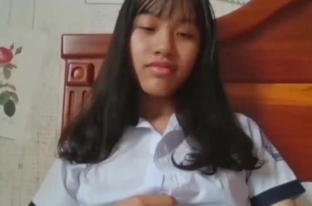 Em gái nứng lồn chỉ thích nghịch cặc to